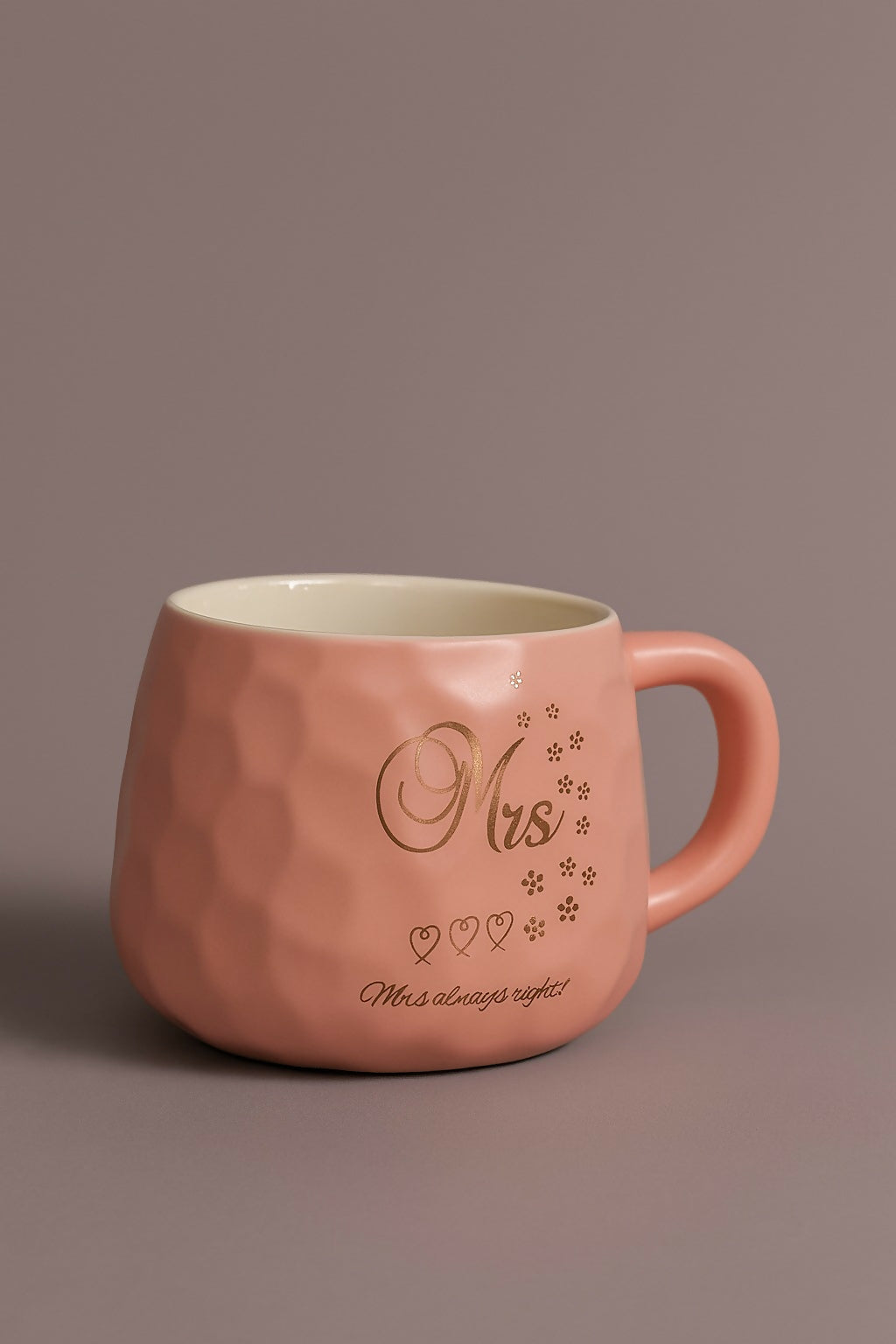 Elegant Peach Ceramic “Mrs. Always Right” Mug – Glossy Textured Coffee Cup with Gold Lettering – Romantic Gift for Wife, Bride, or Girlfriend – Ideal for Wedding, Anniversary, or Valentine’s Day