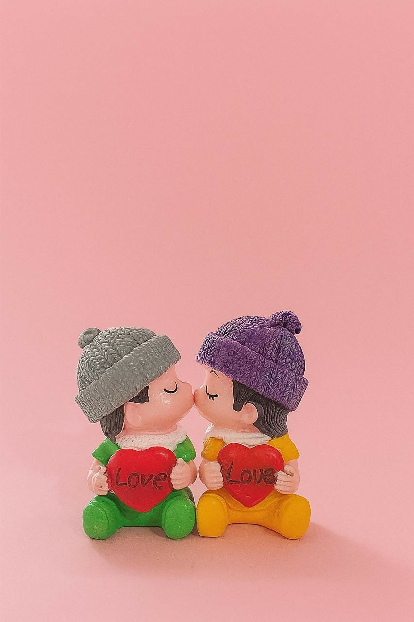 Cute Cartoon-Style Couple Figurine with LOVE Beanies and Heart Props – Romantic Desktop Decoration for Relationship Milestones, Proposals, or Long-Distance Love Gifts