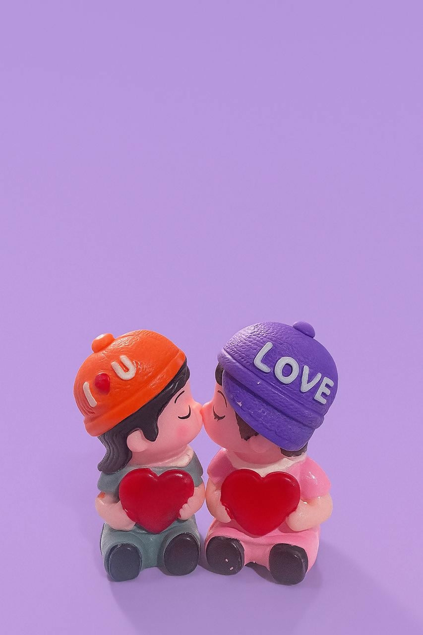 Romantic Couple Kissing Figurine with Heart and LOVE Caps – Cute Resin Showpiece for Valentine's Day, Anniversary, or Home Decor – Boy and Girl Holding Hearts Statue for Bedroom, Office, or Gift for Couples
