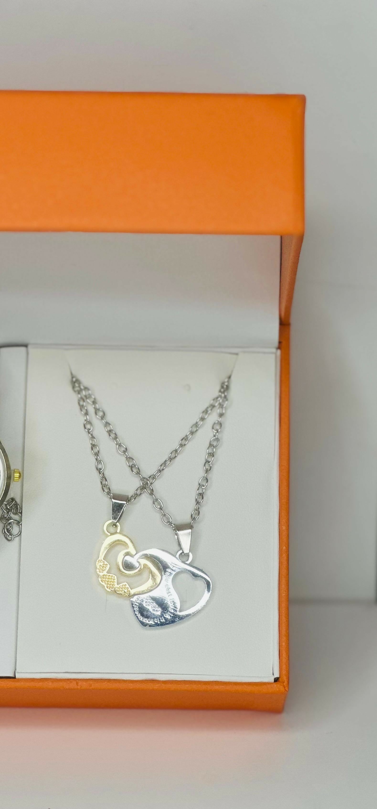 His and Hers Classic Watch and Pendant Combo – Gold Dial Quartz Watches with Black Straps and Matching Heart-Shaped Couple Necklaces – Perfect Gift for Lovers, Anniversaries, or Engagements