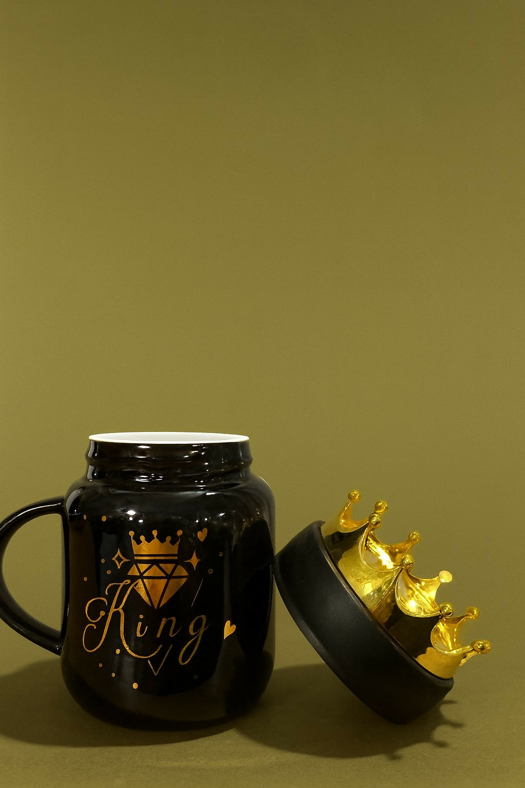 Luxury King & Queen Couple Ceramic Mug Set with Golden Crown Lids – Black & White Coffee Cups with Royal Diamond & Crown Print – Anniversary, Wedding, Engagement, Valentine’s Day & Birthday Gift for Couples (2 Pieces)