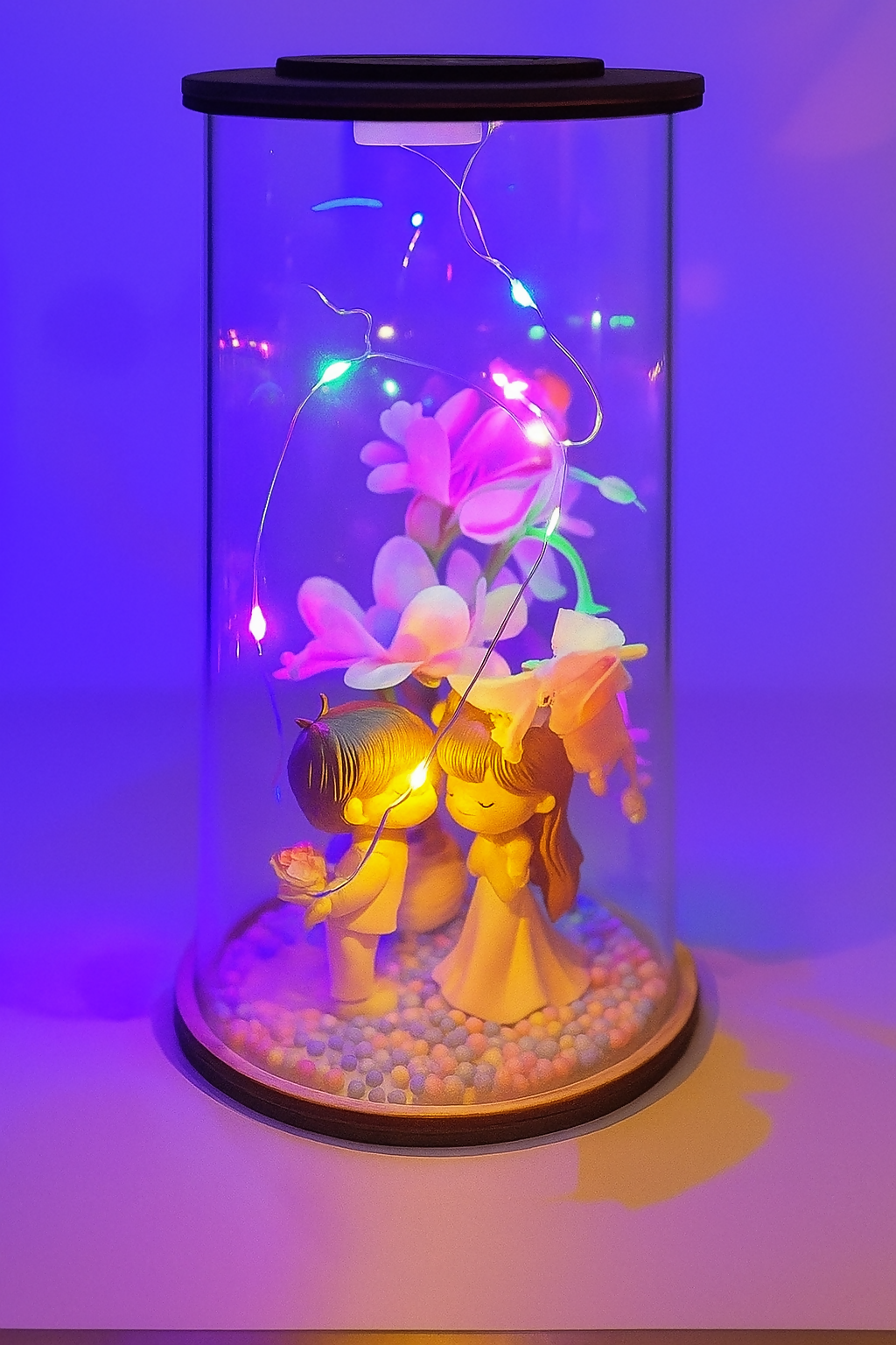 Romantic Couple LED Night Light Dome with Artificial Flowers and Fairy Lights – Glass Enclosed Decorative Showpiece for Bedroom, Anniversary, Wedding or Valentine's Gift – Love Theme Home Decor Lamp