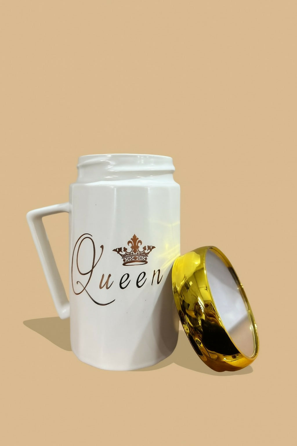 Elegant King & Queen Ceramic Mug Set with Golden Lids – Black & White Couple Coffee Mugs with Crown Print, Stylish Handle Design – Gift for Husband Wife, Anniversary, Wedding, Engagement, Valentine’s Day & Birthday (2 Pieces)